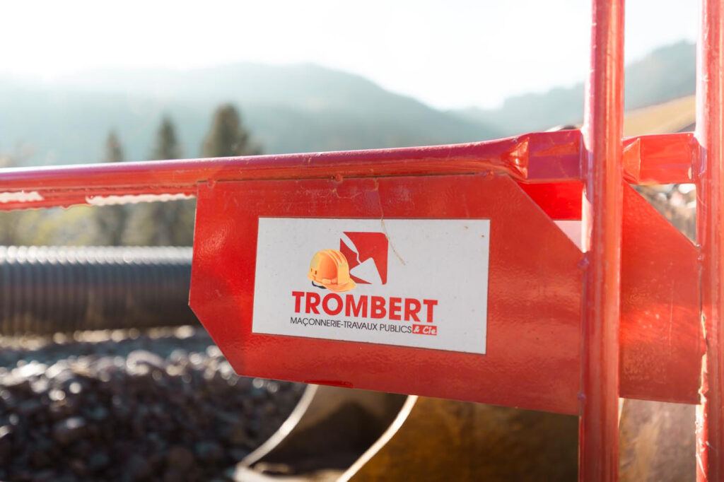 Logo Trombert & CIE sur chantier BTP en Haute-Savoie