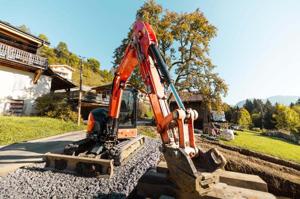 Excavation avec mini-pelle sur chantier de construction par TROMBERT & CIE en Haute-Savoie