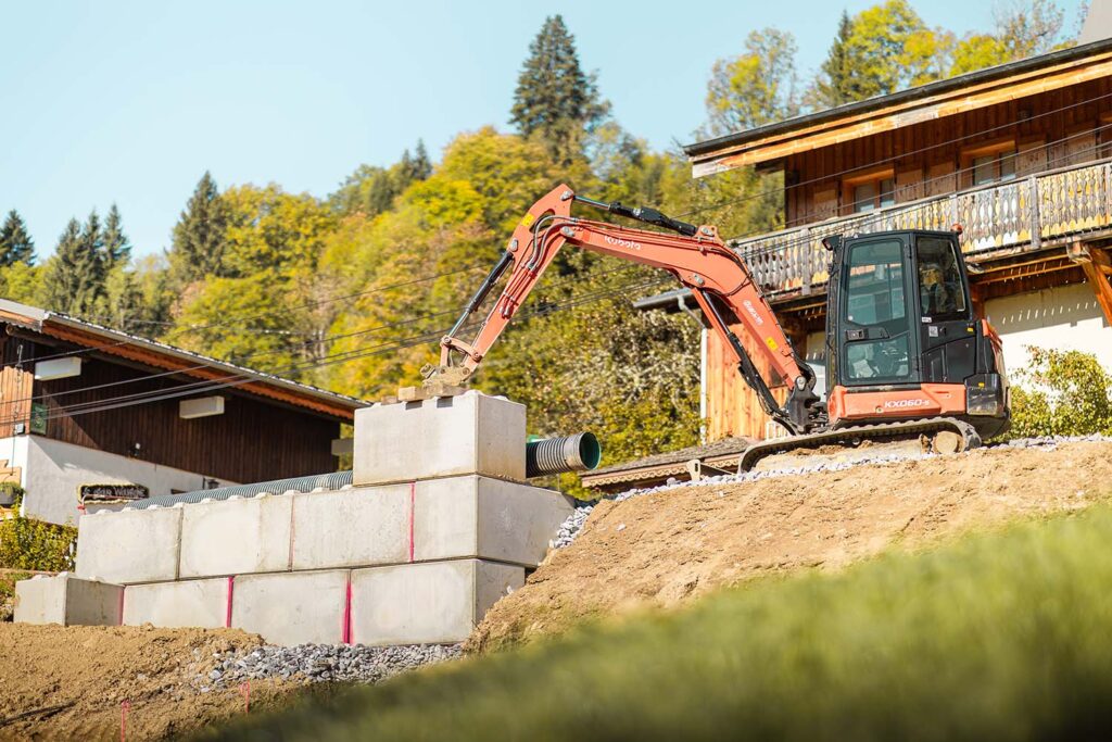 Excavation avec mini-pelle sur chantier de construction