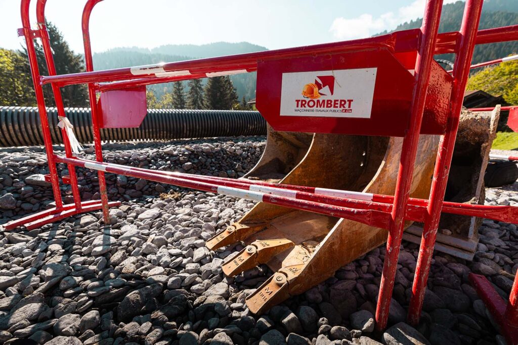Barrière de chantier sur site de construction avec gravier